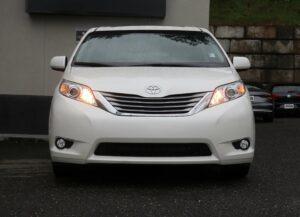 2017-Toyota-SIENNA-Luxury-Auto-Plex-3